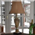 DL05. Urn-shaped table lamp. 